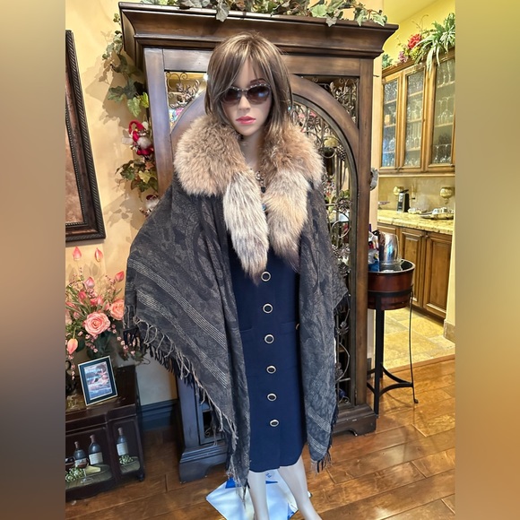 Roberto Cavalli Wool and Coyote Shawl - Picture 6 of 15